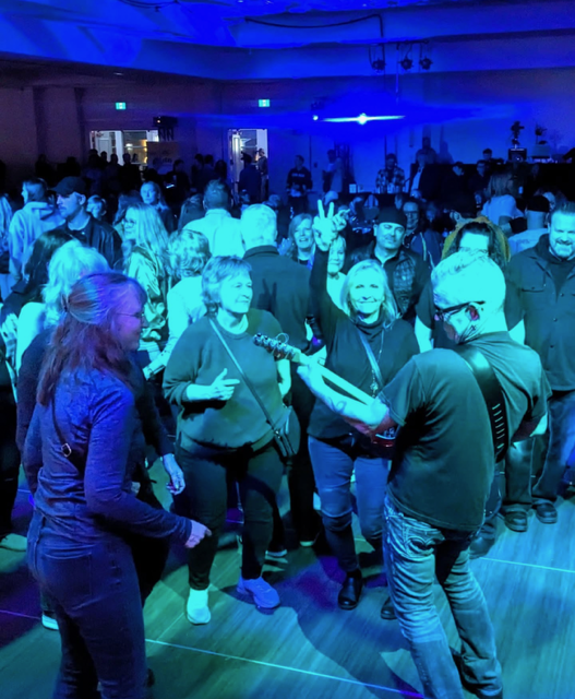 Schlackl Music performing live in front of a dancing crowd.